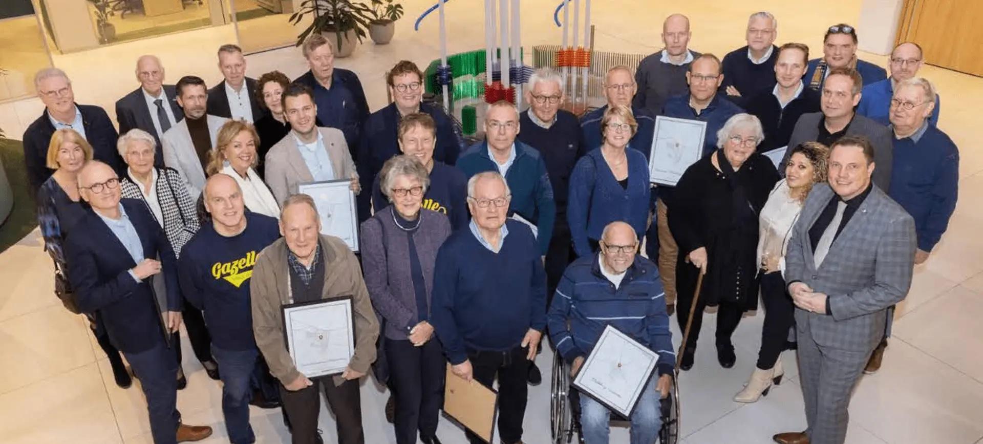 Groepsfoto tijdens de uitreiking van de kaartposters in Dronten
