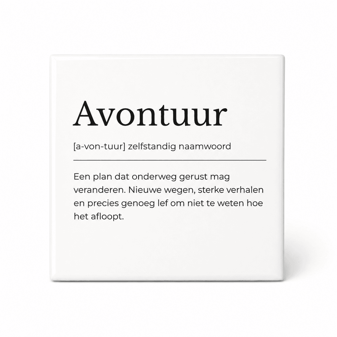 Avontuur woordenboektegeltje op keramiek