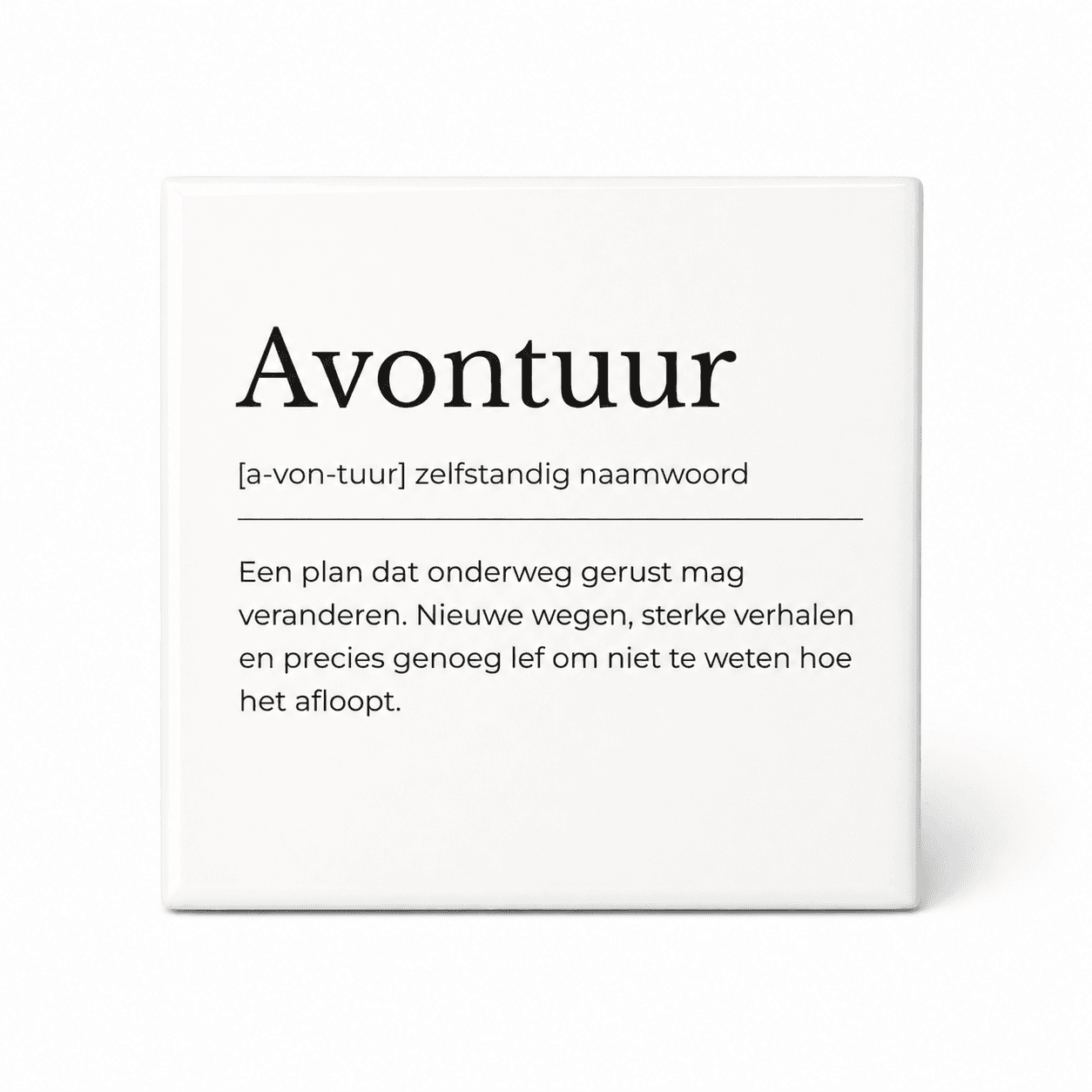 Avontuur woordenboektegeltje op keramiek