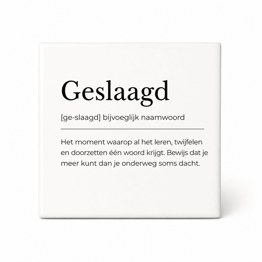 Geslaagd woordenboektegeltje op keramiek