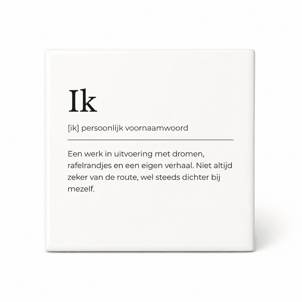 Ik woordenboektegeltje op keramiek